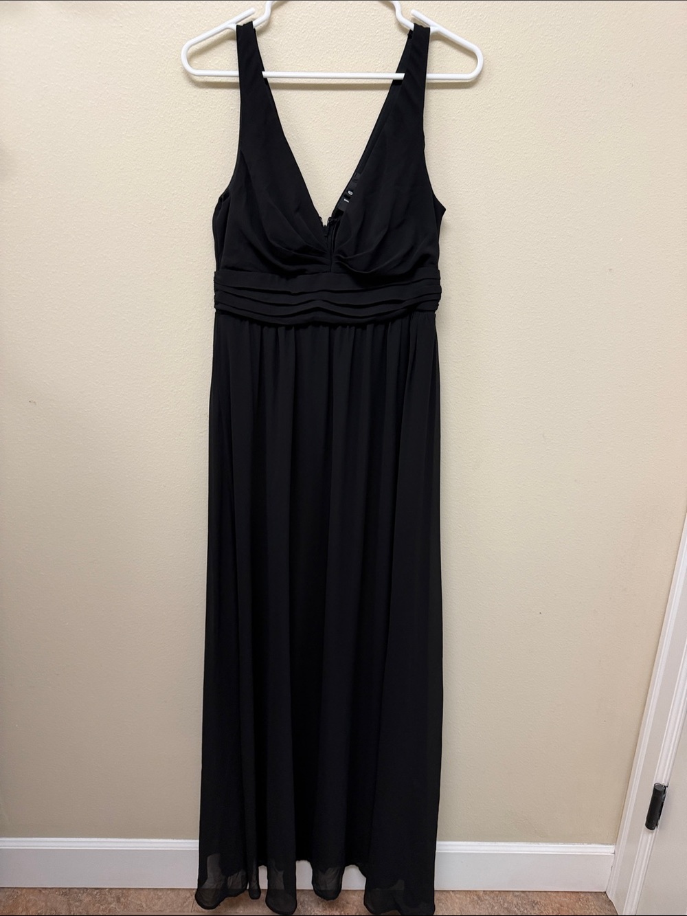 Lulu's Black V-Neck Pleated Waist Maxi Dress
